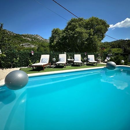 Villa Ivona With Swimming Pool And Jacuzzi Oslje 外观 照片
