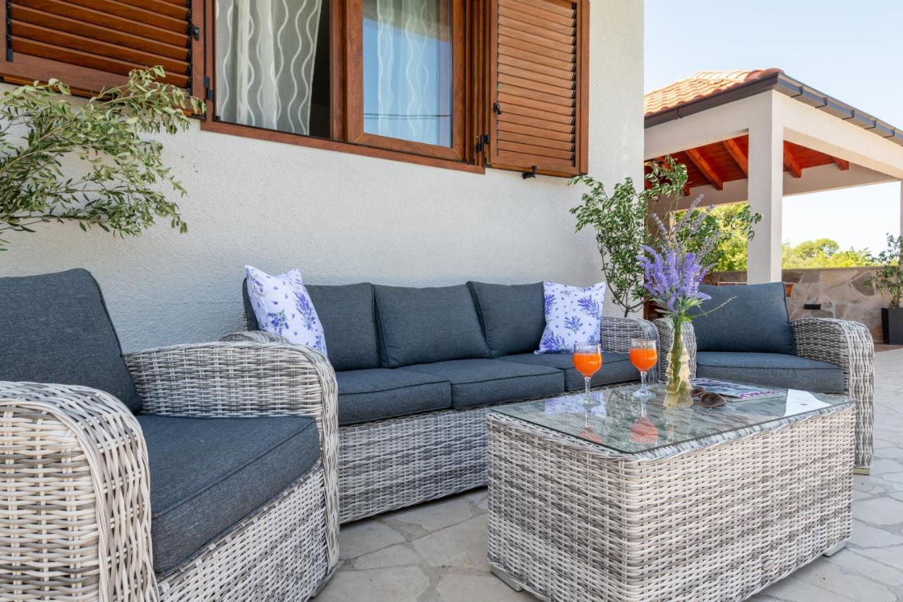 Villa Ivona With Swimming Pool And Jacuzzi Oslje 外观 照片