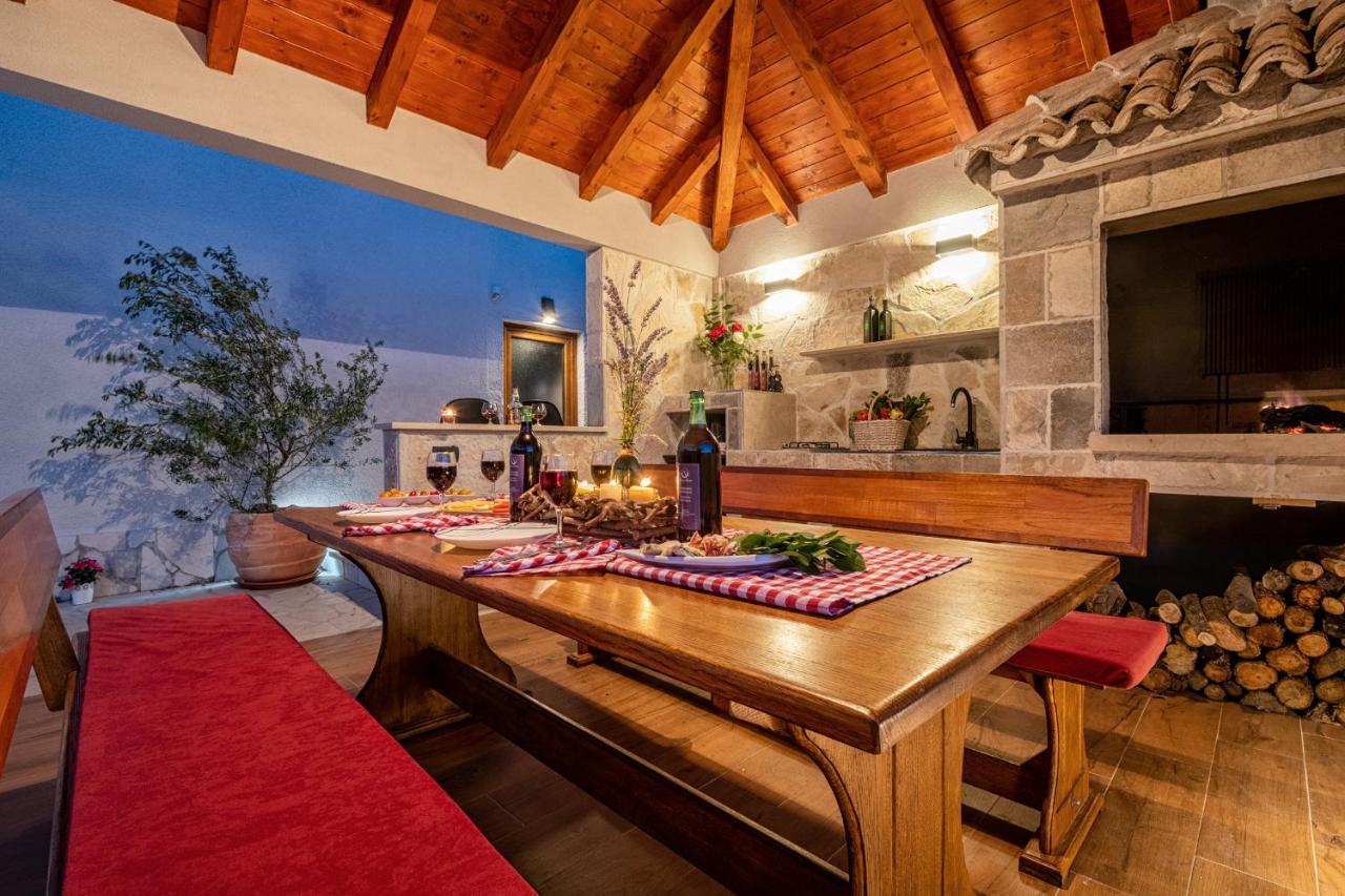 Villa Ivona With Swimming Pool And Jacuzzi Oslje 外观 照片