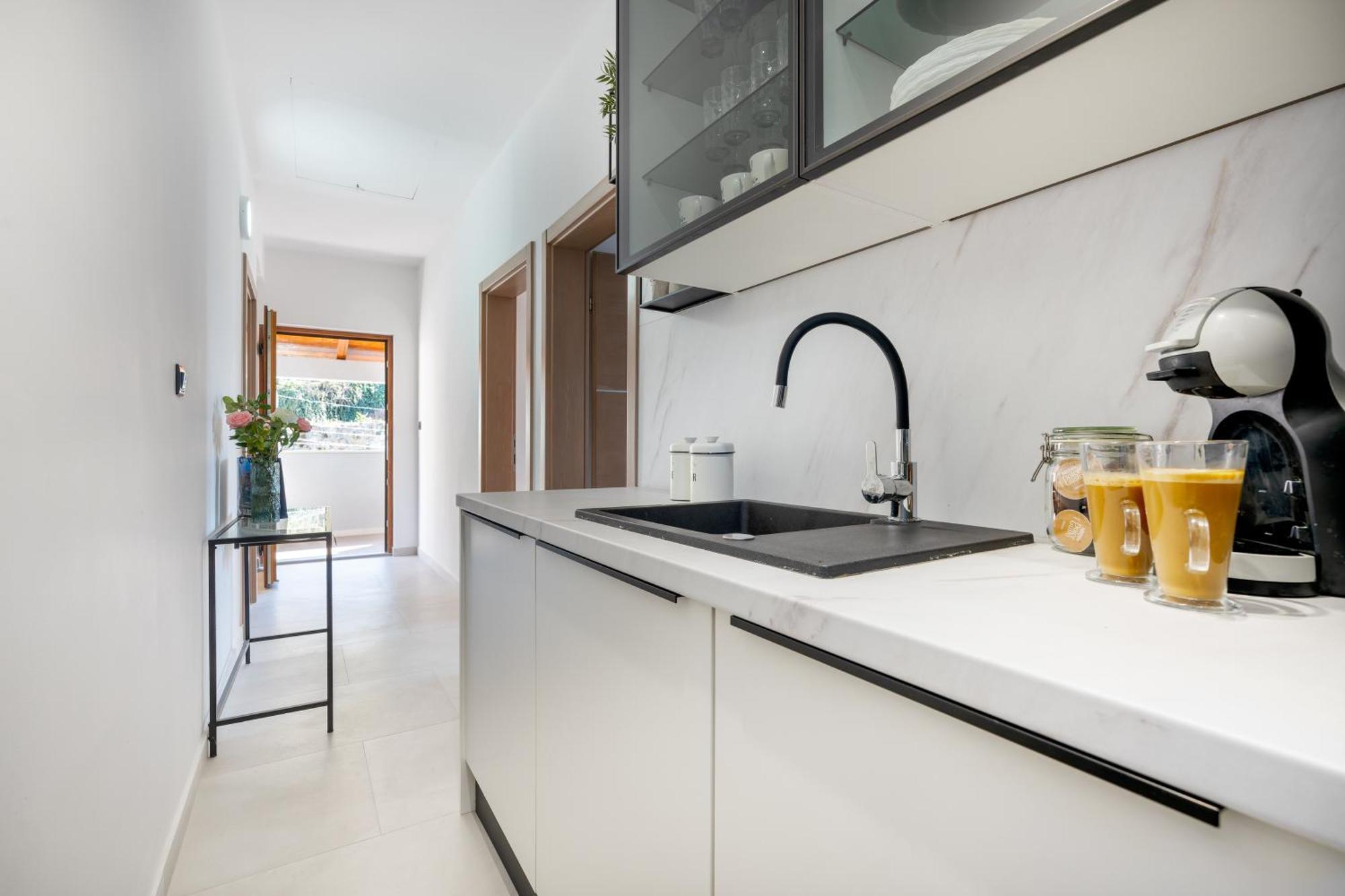 Villa Ivona With Swimming Pool And Jacuzzi Oslje 外观 照片