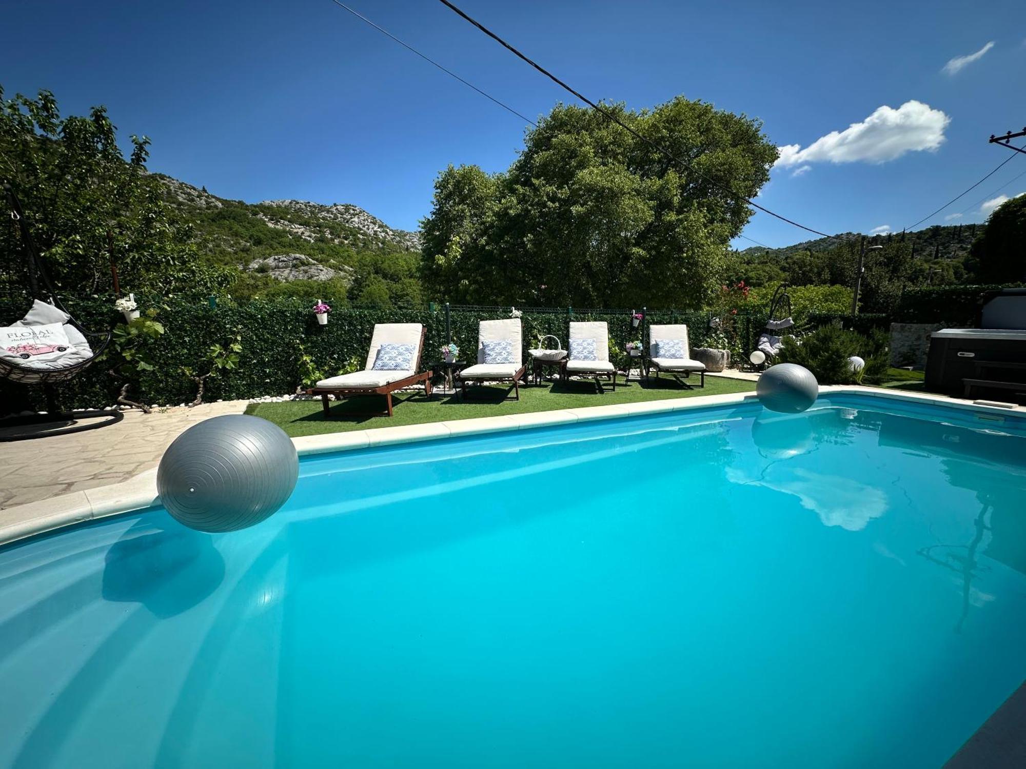 Villa Ivona With Swimming Pool And Jacuzzi Oslje 外观 照片
