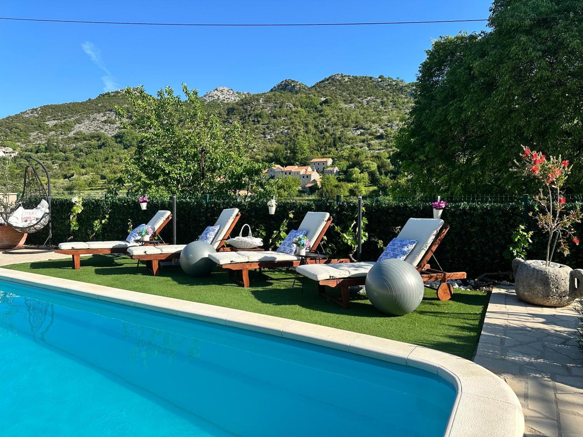 Villa Ivona With Swimming Pool And Jacuzzi Oslje 外观 照片
