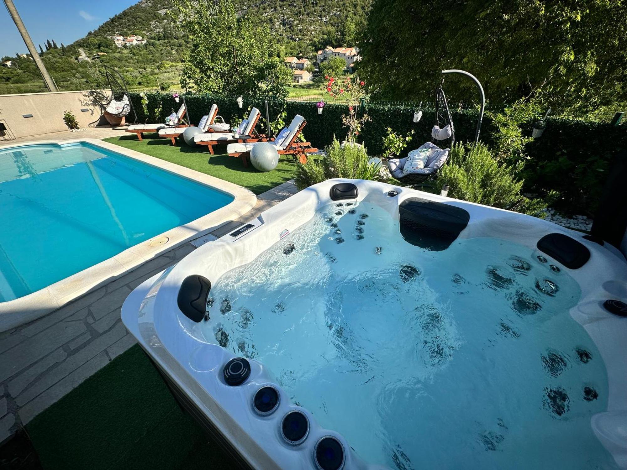 Villa Ivona With Swimming Pool And Jacuzzi Oslje 外观 照片
